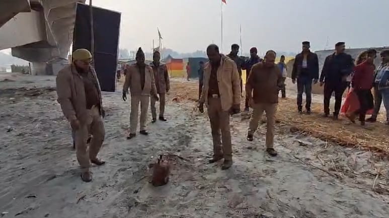 Gas leaked from a gas cylinder at Ramnagariya fair thrown under the bridge police engaged in investigation