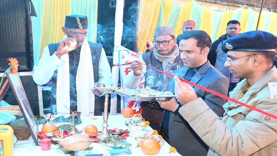 DM Ashish Bhatgani inaugurated three day fair in Kapkot