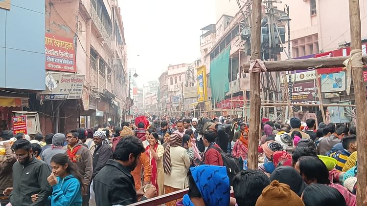 PHOTOS: काशी में महाकुंभ का पलट प्रवाह, विश्वनाथ धाम में दर्शन के लिए उमड़ा श्रद्धालुओं का हुजूम; तस्वीरें