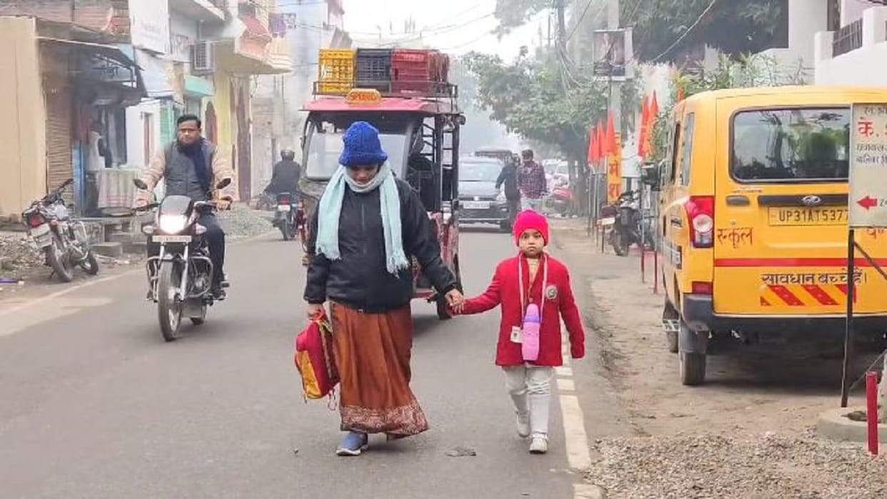Schools opened in Lakhimpur Kheri amidst dense fog children shivering in cold