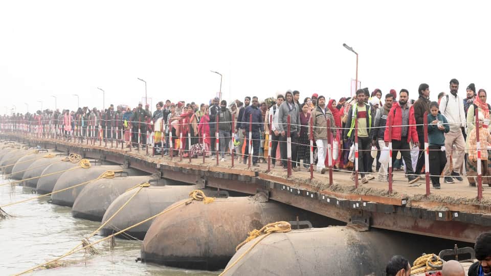 महाकुंभ मेला क्षेत्र में पांटून पुल पर श्रद्धालुओं की भारी भीड़