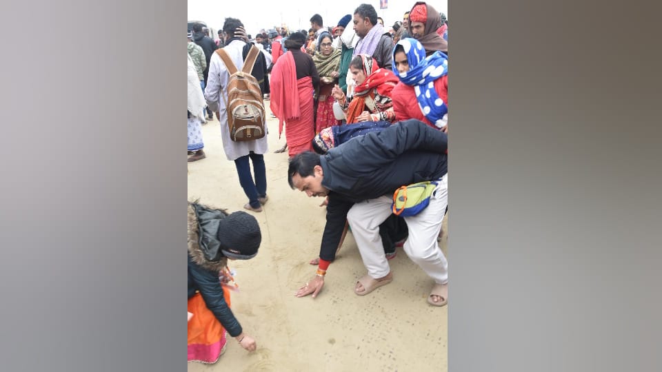 Maha Kumbh 2025 Devotees had come to take a holy dip Police turned whole city around