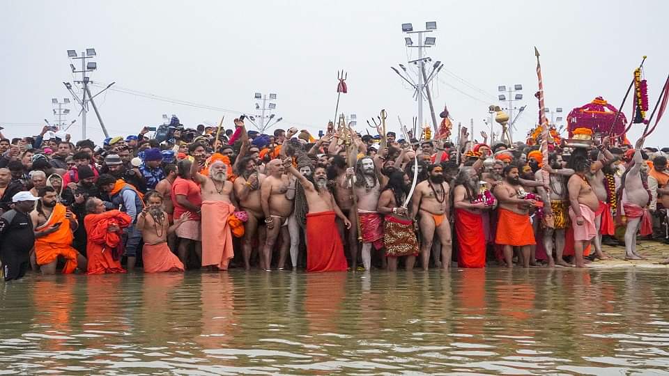 Mahakumbh 2025: त्रिवेणी के तट पर आस्था का सैलाब... भक्ति की लहरों में समाई दुनिया; इतने करोड़ ने लगाई डुबकी Mahakumbh 2025 flood of faith on coast of Triveni 3.5 crore devotees took a dip amrit snan shahi snan