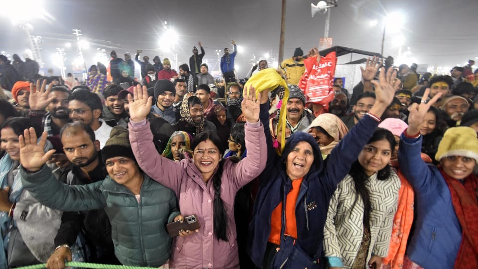 Mahakumbh 2025 Crowd of 80 lakh devotees gathered in early morning broke barricades and reached Sangam
