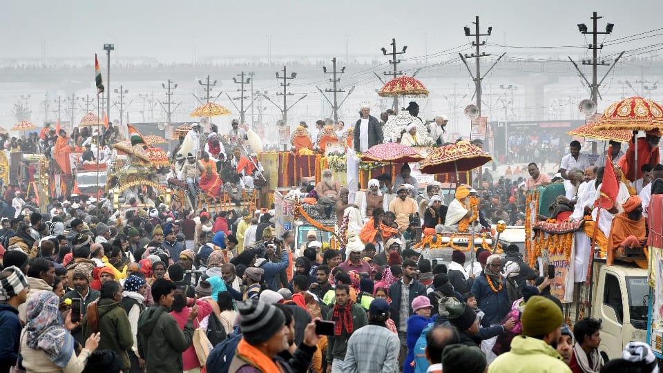 Maha Kumbh 2025 Three people including two monks got life by CPR in Prayagraj News