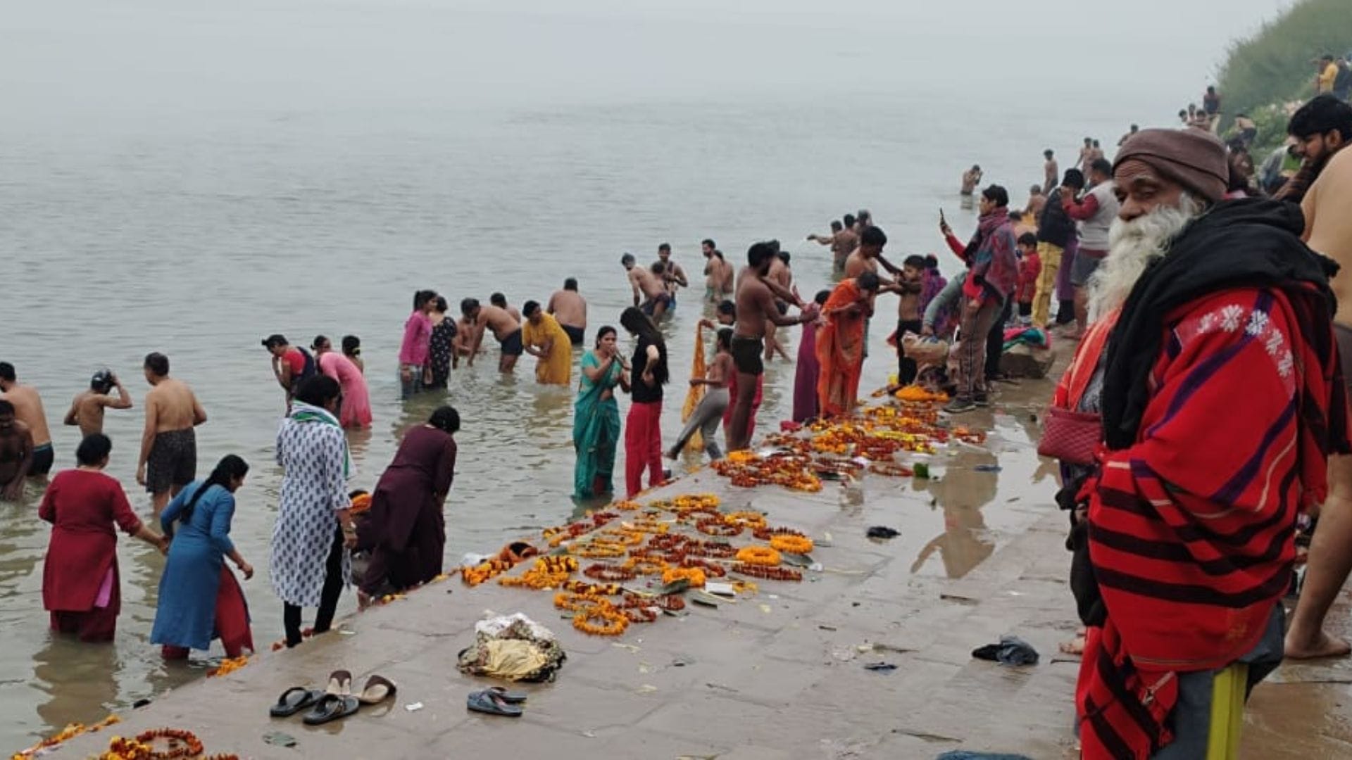 Makar Sankranti 2025 Five lakh devotees took dip in ganga Baba vishwanath offered Khichdi Chuda