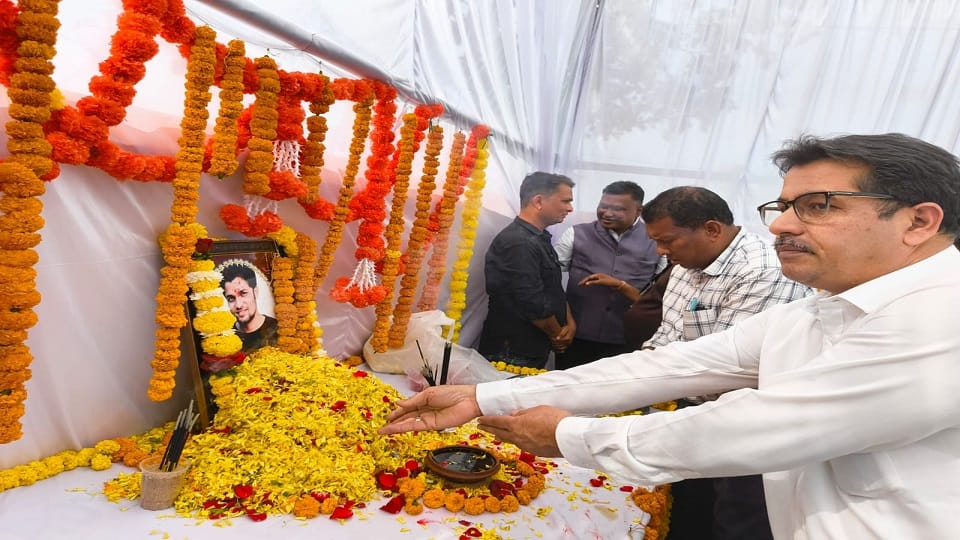 मुकेश चंद्राकर को दी गई श्रद्धांजलि