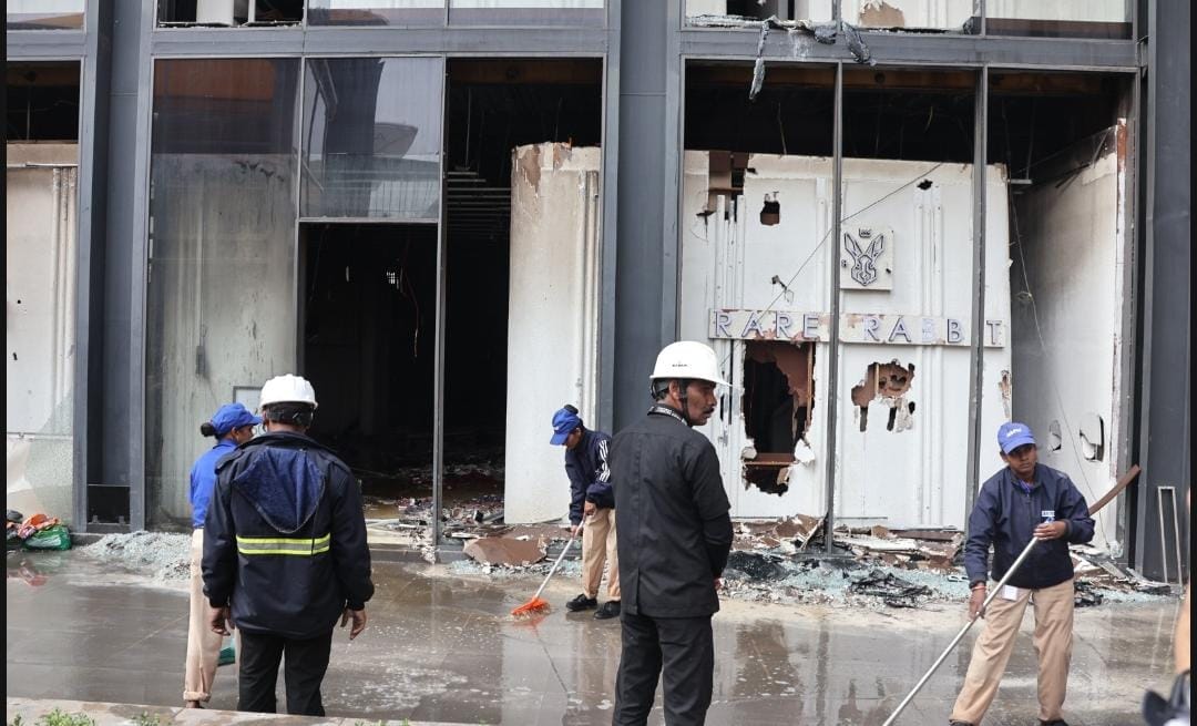 Indore: Fire in readymade clothes showroom of Indore's High Street Mall, clothes worth two crores burnt