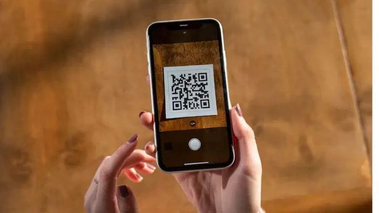 New Year 2026 scam alert Fake WhatsApp Happy New Year Messages Linked to Bank Fraud