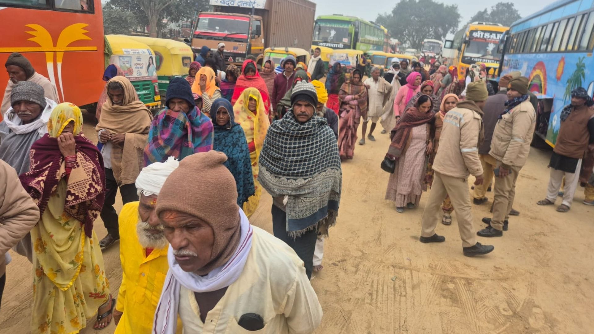 Mahakumbh 2025 devotees crowd in kashi vishwanath temple see latest Photos