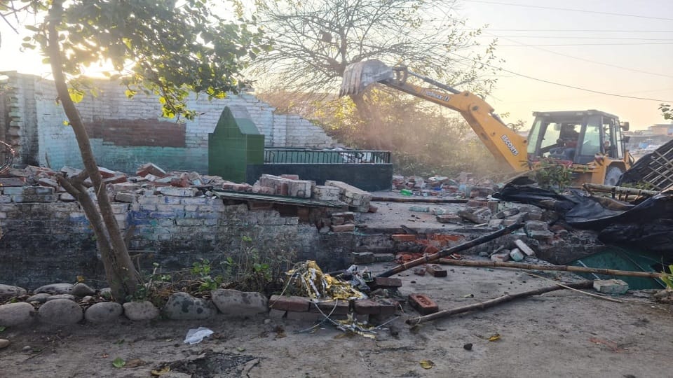Nainital News: Bulldozer Action in ramnagar