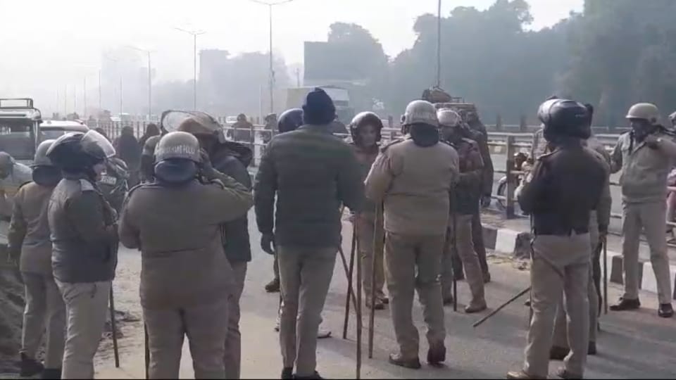 Roorkee News Crowd came to release history sheeter ruckus in police station lathicharge