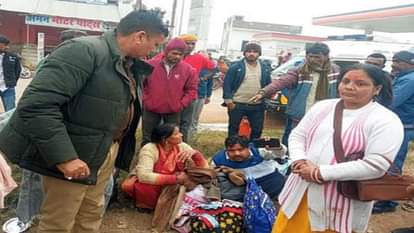 सैनी कोतवाली के निंदुरा के समीप हादसे में हुए घायलों से बात करती पुलिस