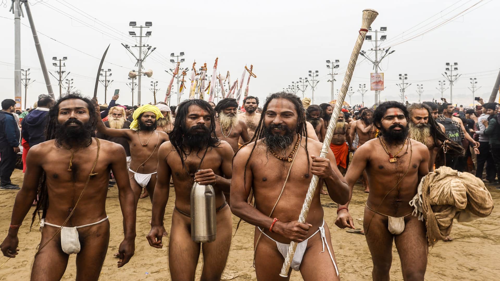 संगम स्नान करने जाते संत।