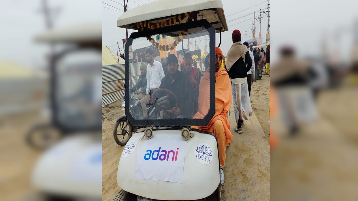 Golf court is taking disabled, helpless and elderly people to Sangam, free facility is being provided.