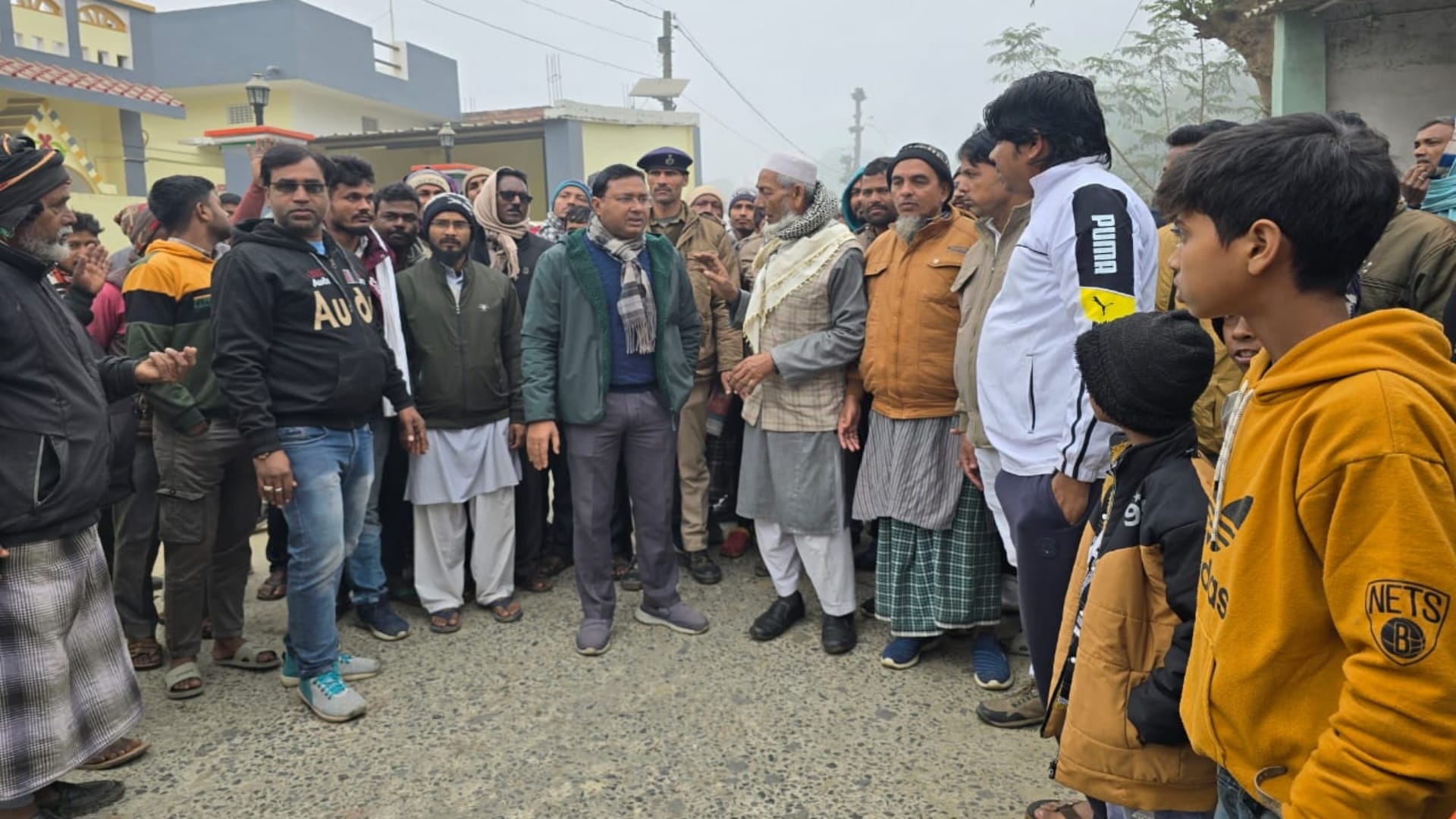 डीसीएलआर को घटना की पूरी जानकारी देते ग्रामीण