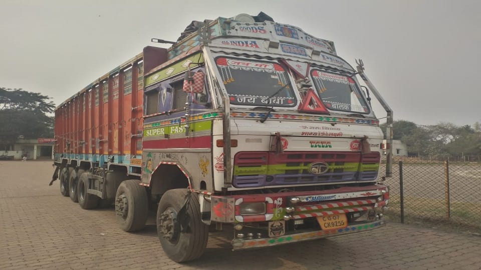 ट्रक की चपेट में आने से महिला की मौत