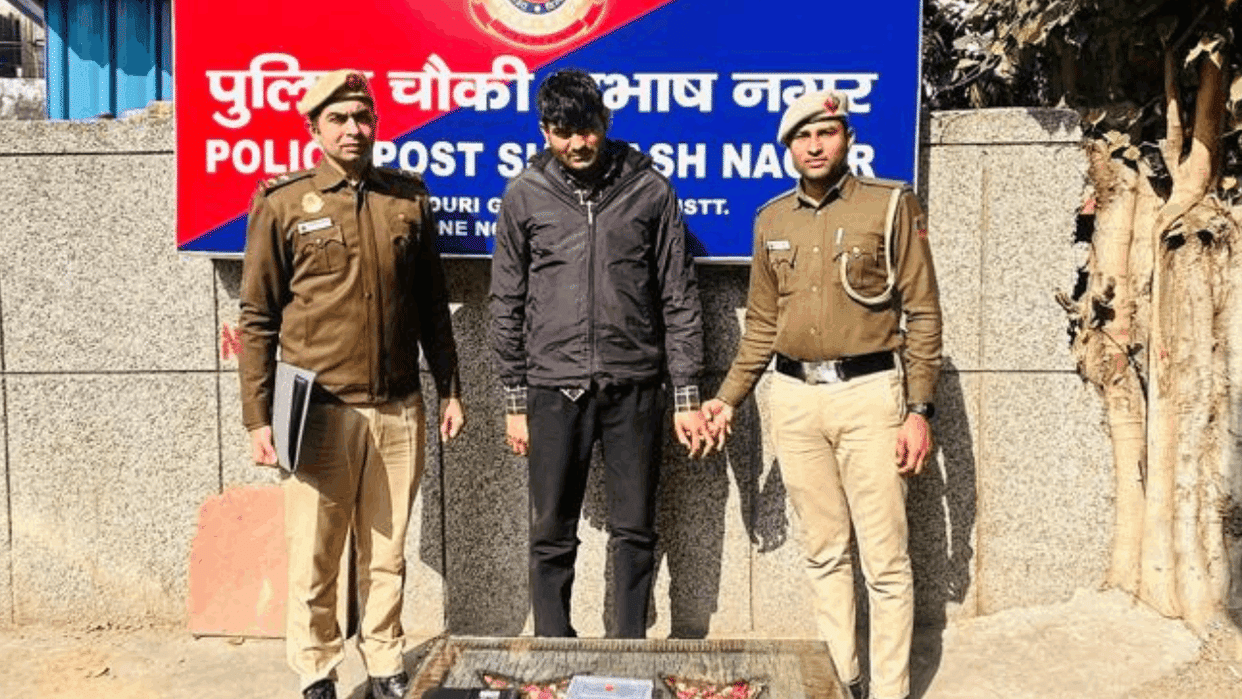 A fake CBI sub-inspector was caught in Delhi