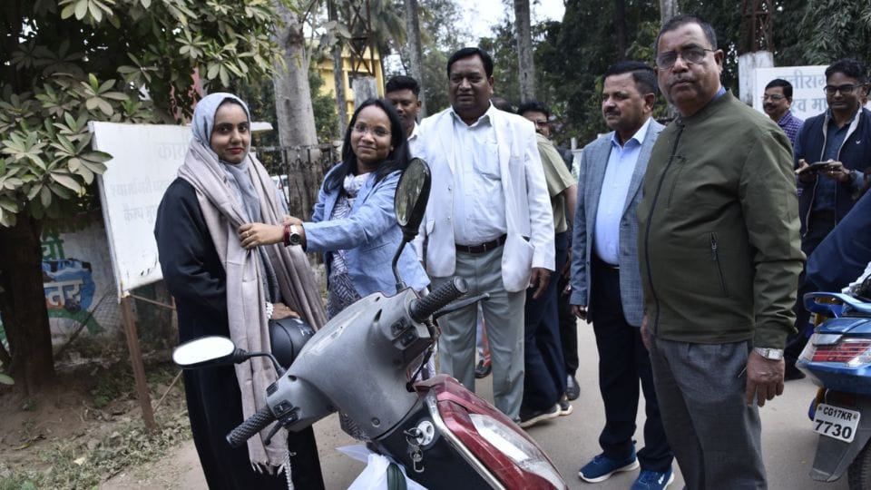 Divisional Commissioner honored two-wheeler drivers using helmets in Jagdalpur