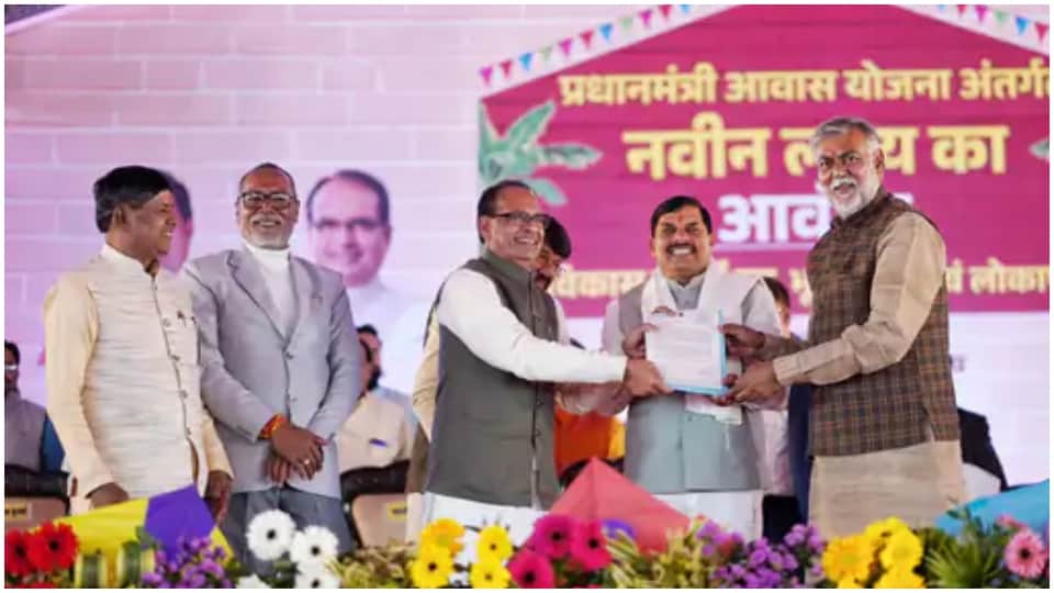 केंद्रीय मंत्री शिवराज ने प्रधानमंत्री आवास के निर्माण की स्वीकृति का पत्र मुख्यमंत्री को सौंपा।