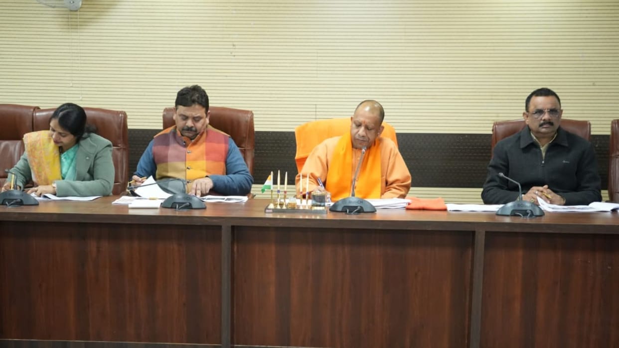 CM Yogi reached Kashi Reviewed development works law and order meeting with officers for mahakumbh