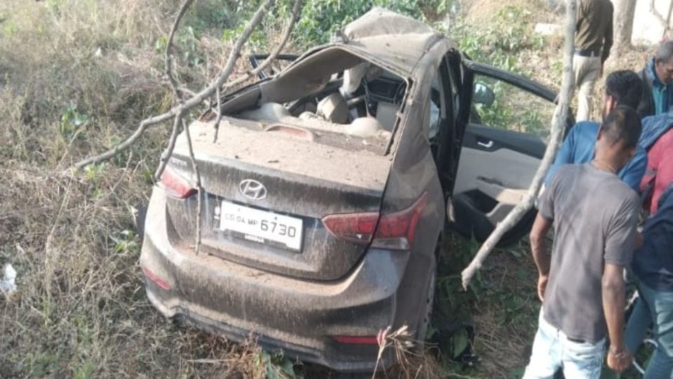 Uncontrolled car overturned on roadside in Janjgir Champa