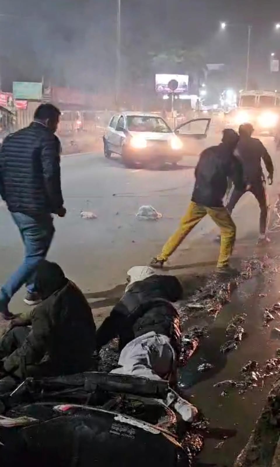Rae Bareli: Car ran on the road pretending to be dead, Nazir of Nadwa College died, chaos created on the road