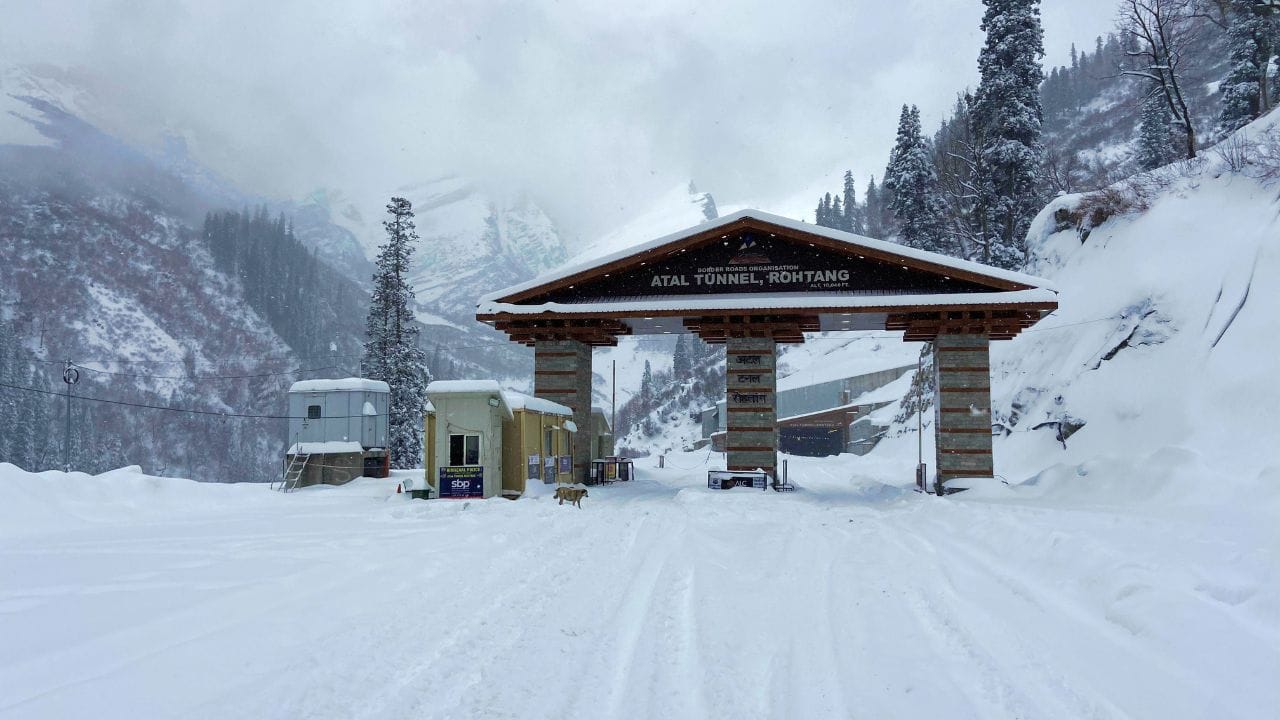 Himachal Weather Mountains again covered in snow 200 roads including two NH closed