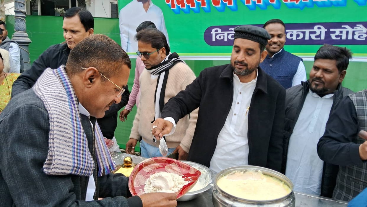 RJD Dahi-Chura feast in Muzaffarpur Mahagathbandhan leaders gathered in program called BJP anti-brotherhood