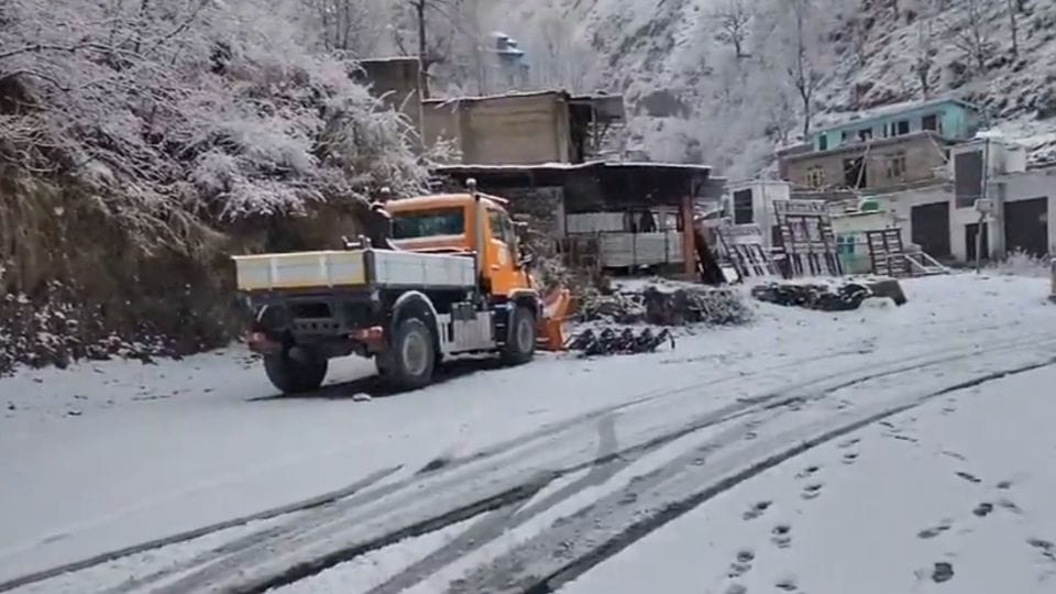 Snowfall in Poonch, Anantnag and Bhalesa