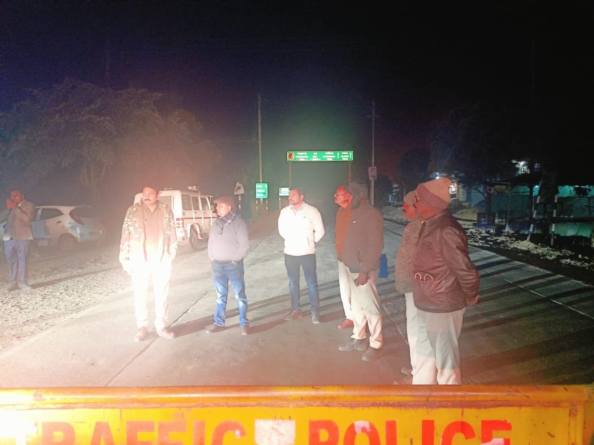MP News: Movement of heavy vehicles stopped due to subsidence of Parvati bridge on Berasia Narsinghgarh road.