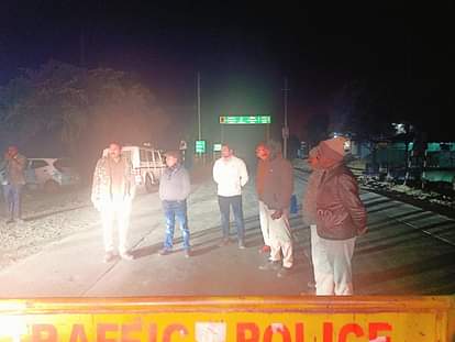 MP News: बैरसिया नरसिंहगढ़ मार्ग पर पार्वती पुल धंसने से भारी वाहनों की आवाजाही रोकी MP News: Movement of heavy vehicles stopped due to subsidence of Parvati bridge on Berasia Narsinghgarh road.