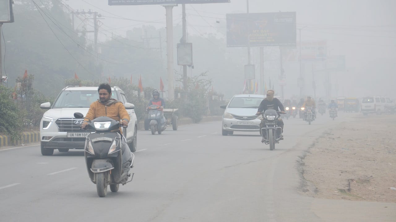 UP Weather Update Rain in Bareilly and Nearby Districts Schools Closed Amid Severe Cold and Orange Fog Alert
