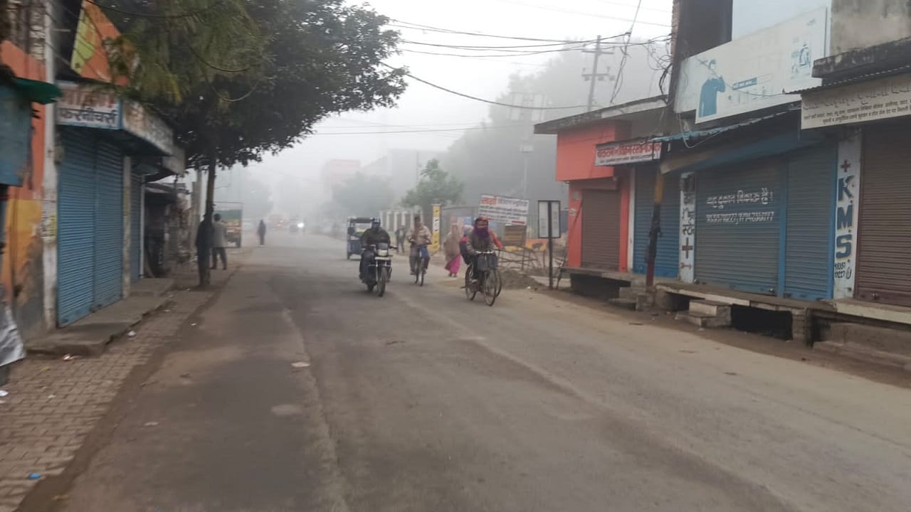 UP Weather Update Rain in Bareilly and Nearby Districts Schools Closed Amid Severe Cold and Orange Fog Alert