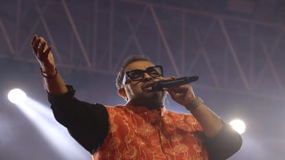 Confluence of cultures in Ganga Pandal, Shankar Mahadevan mesmerized with the song Chalo Kumbh Chale