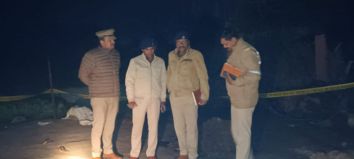 A lover shot his girlfriend dead and then committed suicide by shooting himself in agra