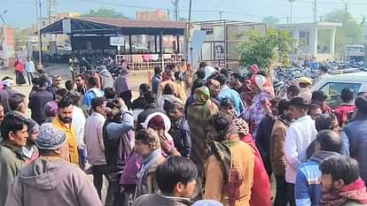 Kekri News: क्रेशर प्लांट पर लोडर की चपेट में आने से मजदूर की दर्दनाक मौत, परिजनों ने शव लेने से किया इनकार A laborer died a painful death after being hit by a loader at a crusher plant