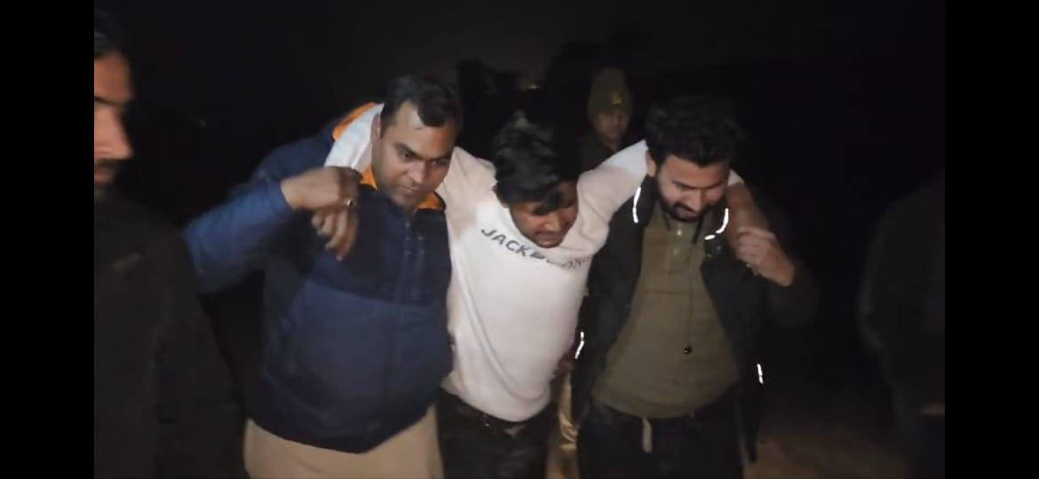 Police encounter two criminals rewardy of 25 thousand rupees in Mathura