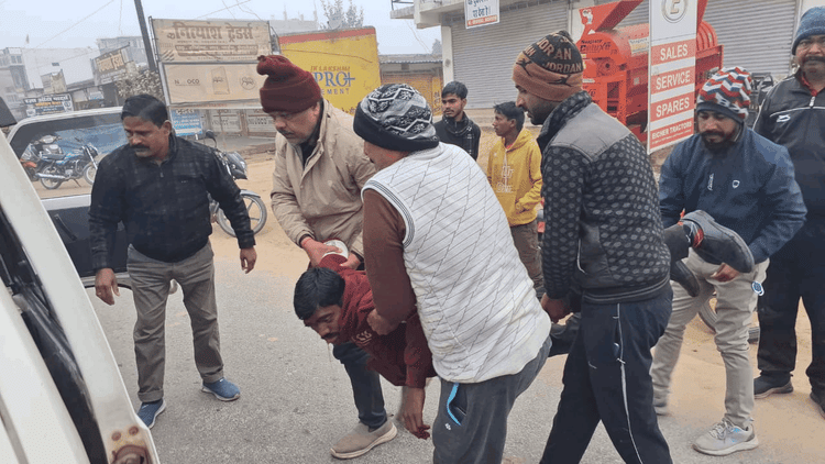 मानवता की एक और मिसाल: स्थानीय लोगों ने घायल को तत्काल पहुंचाया अस्पताल, बच गई जान