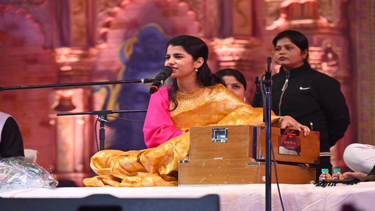 Maithili Thakur added color to Kalagram, audience danced to bhajans and Sufi music.