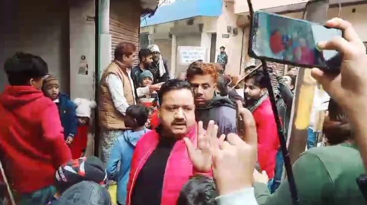 Youth took out a rally against Chinese Manjha carrying placards with slogans in their hands