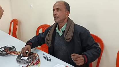 अपने प्रोडक्ट के बारे में जानकारी देते प्रमोद कुमार पांडे