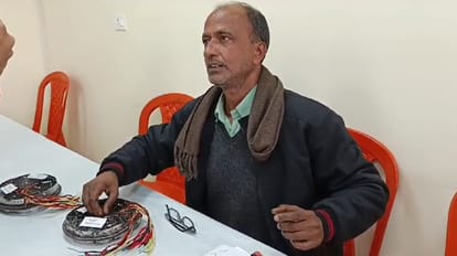 अपने प्रोडक्ट के बारे में जानकारी देते प्रमोद कुमार पांडे