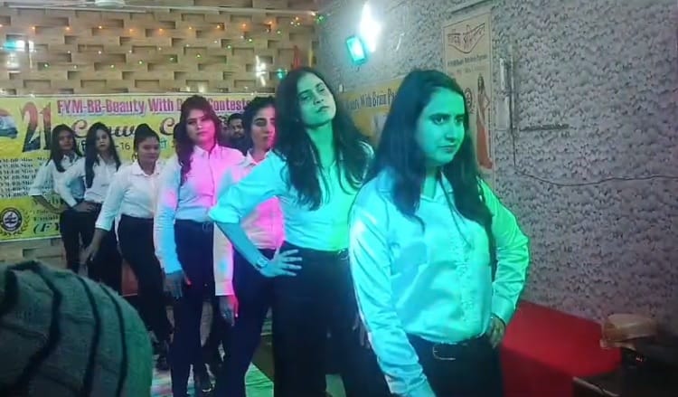 Fashion shines in the harsh winter youth festival organized beauties walked the ramp