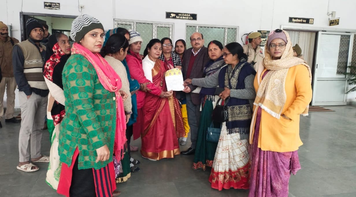 Womens Trade Board came out in protest against Chinese Manjha submitted a memorandum to DM