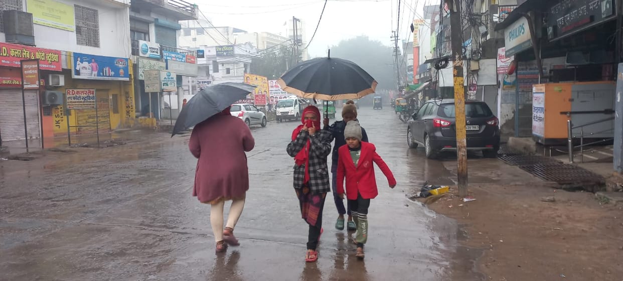 Farrukhabad Weather Badra rained with strong thunder Potatoes and mustard poisoned farmers are worry