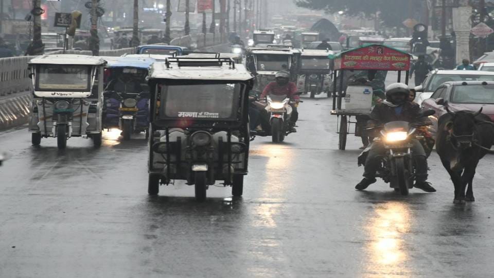 UP Weather Update: Drizzle along with strong winds increased the chill in Lucknow