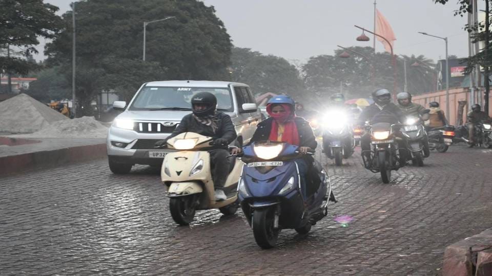 UP Weather Update: Drizzle along with strong winds increased the chill in Lucknow