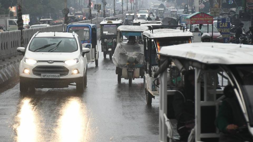 UP Weather Update: Drizzle along with strong winds increased the chill in Lucknow