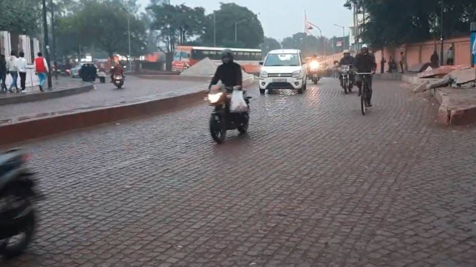 UP Weather Update: Drizzle along with strong winds increased the chill in Lucknow